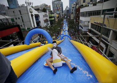 कस्टम ब्लू विशालकाय Inflatable पानी स्लाइड शहर सड़क घटना लंबी जीवन अवधि