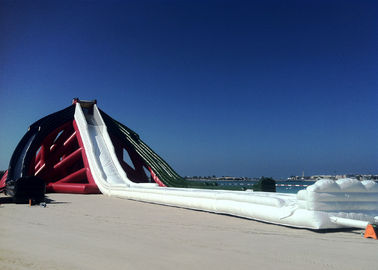 75 मीटर लंबी बाहर विशालकाय Inflatable पानी स्लाइड पीवीसी लाल सफेद Bolwer के साथ