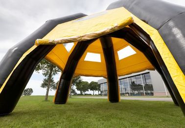 विज्ञापन के लिए पानी का सबूत काला / पीला Inflatable स्पाइडर तम्बू, 6.8 * 6.8 * 4.8 मीटर