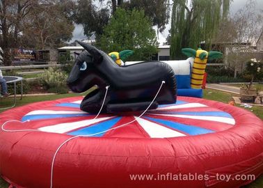 मनोरंजन पार्क Inflatable खेल खेल विशालकाय गद्दे के साथ विशालकाय मैकेनिकल रोडियो बुल