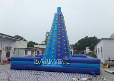 बच्चों को Inflatable खेल खेल ब्लू जायंट Inflatable चढ़ाई खेल खेलते हैं