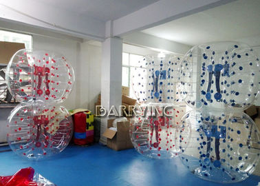 वाणिज्यिक आउटडोर Inflatable खिलौने लाल डॉट / ब्लू डॉट मानव आकार का सॉकर बॉल 1.7 एम