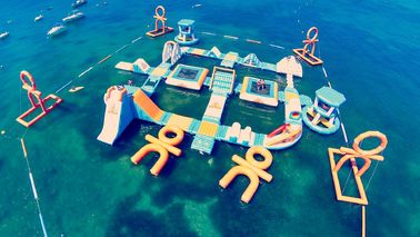 वेक आइलैंड के लिए विशालकाय वयस्क विशालकाय ब्लू inflatable खेल पार्क, महासागर के लिए पानी के खेल उपकरण