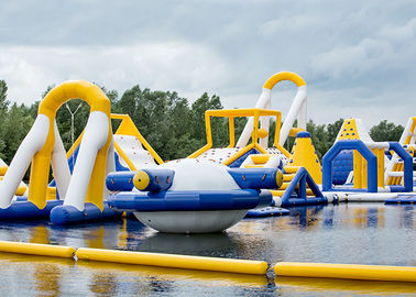 तरल अवकाश विशालकाय Inflatable बाधा कोर्स पानी खेल खेल निविड़ अंधकार
