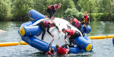 तरल अवकाश विशालकाय Inflatable बाधा कोर्स पानी खेल खेल निविड़ अंधकार