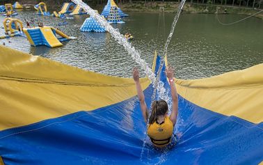पीवीसी Tarpaulin झील के लिए लोगो मुद्रण अनुकूलित Inflatable जल खेल / Aquapark
