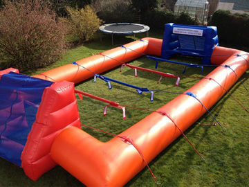 बिग Inflatable खेल खेल ब्लोअर के साथ मानव फुटबॉल कोर्ट 0.55 मिमी पीवीसी सामग्री