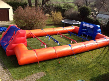 बिग Inflatable खेल खेल ब्लोअर के साथ मानव फुटबॉल कोर्ट 0.55 मिमी पीवीसी सामग्री