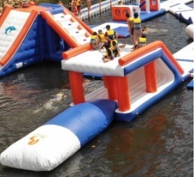 0.9 मिमी पीवीसी inflatable फ्लोटिंग वाटर पार्क inflatable बाधा पाठ्यक्रम पर पानी EN71