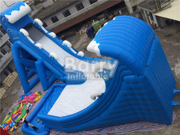 पूल सीई / उल ब्लोअर के साथ ब्लू वेव 36 * 20 * 15 मीटर विशाल इन्फ्लैटेबल वॉटर स्लाइड