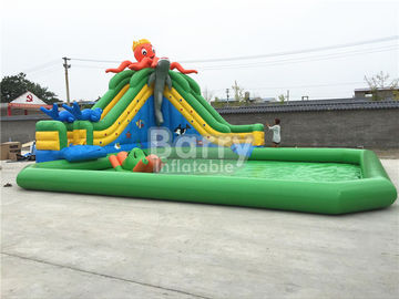 जमीन पर ऑक्टोपस स्लाइड के साथ ग्रीन कैसल थीम निविड़ अंधकार Inflatable पूल