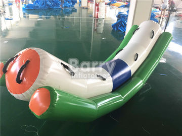 पानी पर 4 लोगों के लिए वाणिज्यिक ग्रेड Inflatable खिलौने पानी टीटर Totter Seesaw