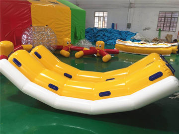 वाणिज्यिक 4 व्यक्तियों को पानी पर स्कीइंग के लिए inflatable पानी खिलौने / inflatable केला नाव टोवेबल ट्यूब