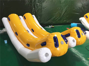 वाणिज्यिक 4 व्यक्तियों को पानी पर स्कीइंग के लिए inflatable पानी खिलौने / inflatable केला नाव टोवेबल ट्यूब