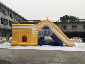 गर्मियों में उच्च स्थायित्व के लिए पीले बच्चे वयस्क विशालकाय Inflatable समुद्र जल पार्क