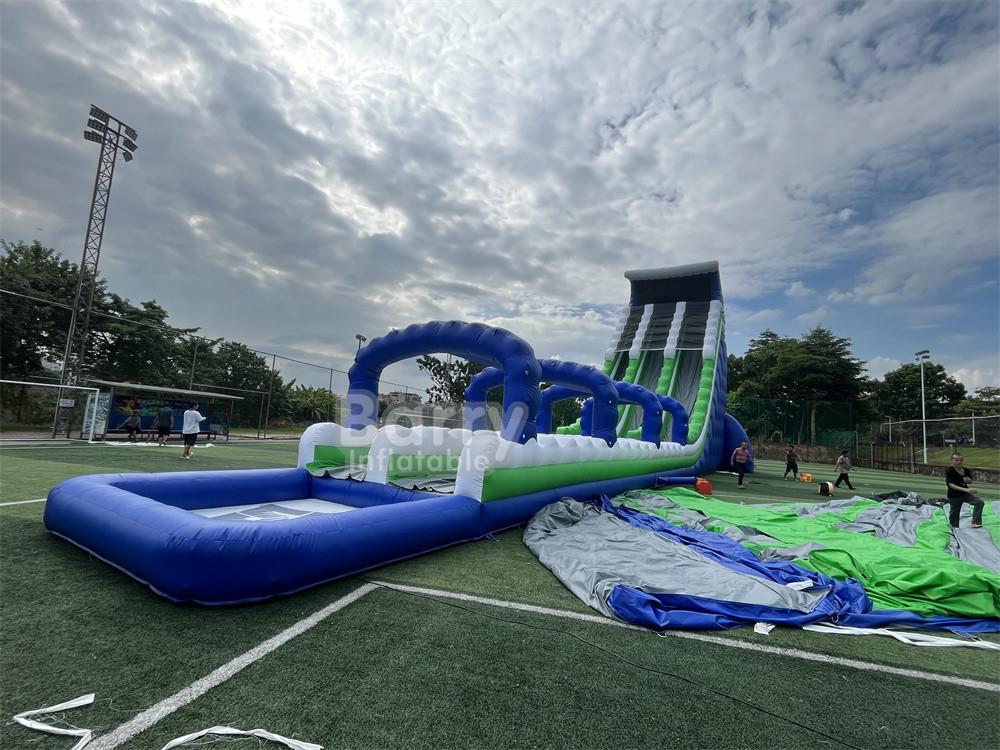 वाणिज्यिक ग्रेड कस्टम बनाया 30x9x13m लहर विशाल inflatable पानी स्लाइड बच्चों के लिए वयस्कों गर्म में 5 किमी inflatable रन