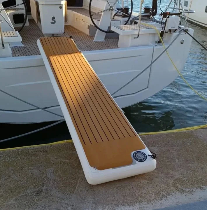 आउटडोर DWF + EVA सामग्री Inflatable Pontoon Gangway जेट स्की फ्लोटिंग प्लेटफॉर्म डॉक
