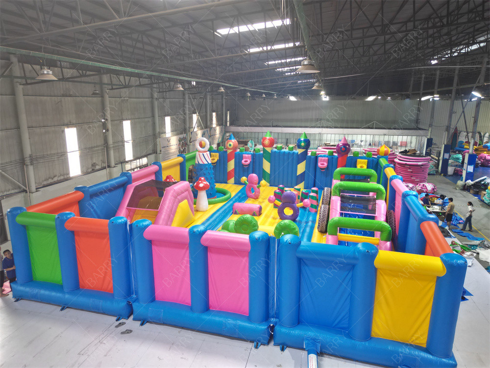 कस्टम दुनिया के सबसे बड़े बच्चों के लिए इनडोर उछाल घर थीम पार्क inflatable खेल का मैदान