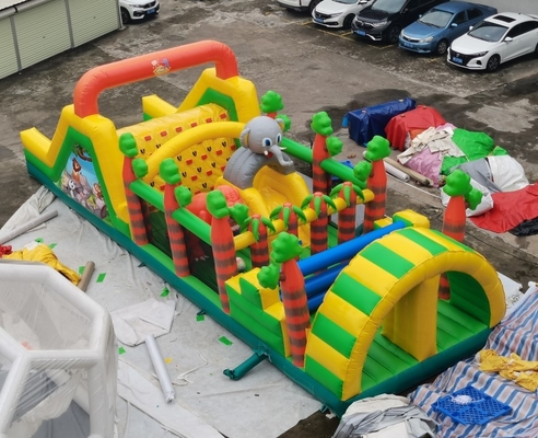 खिलौने के साथ 0.55 मिमी पीवीसी पशु Inflatable बाधा कोर्स 15 * 5 * 4.5m
