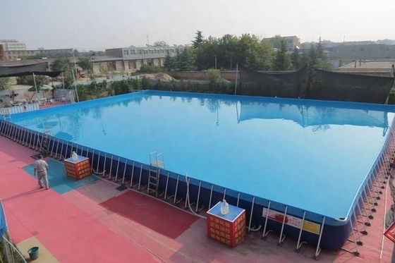 बैकयार्ड फन के लिए ग्राउंड पूल के ऊपर बड़ा प्रोजेक्ट आयताकार स्टील फ्रेम
