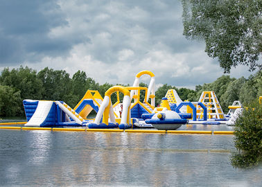 तरल अवकाश विशालकाय Inflatable बाधा कोर्स पानी खेल खेल निविड़ अंधकार