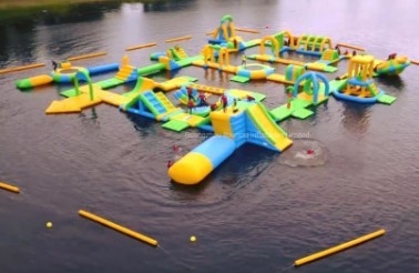 आउटडोर फ्लोटिंग inflatable पानी पार्क 0.9 मिमी पीवीसी inflatable पानी के खेल