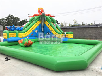 जमीन पर ऑक्टोपस स्लाइड के साथ ग्रीन कैसल थीम निविड़ अंधकार Inflatable पूल