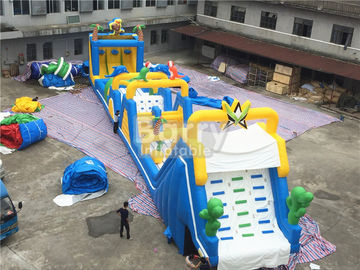 बास्केटबाल शूटिंग के साथ हंसमुख नीले और पीले विशालकाय Inflatable बाधा कोर्स किराए पर लेना