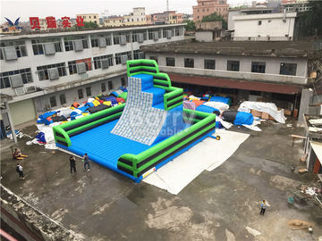 नीचे मैट के साथ ग्रीन आउटडोर Inflatable चढ़ाई दीवार बाधा कोर्स