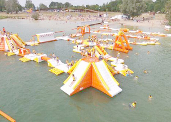 फ्लोटिंग एक्वा स्पोर्ट्स वाटर पार्क इन्फ्लिटेबल किड्स बैकयार्ड वाटर स्लाइड पार्क